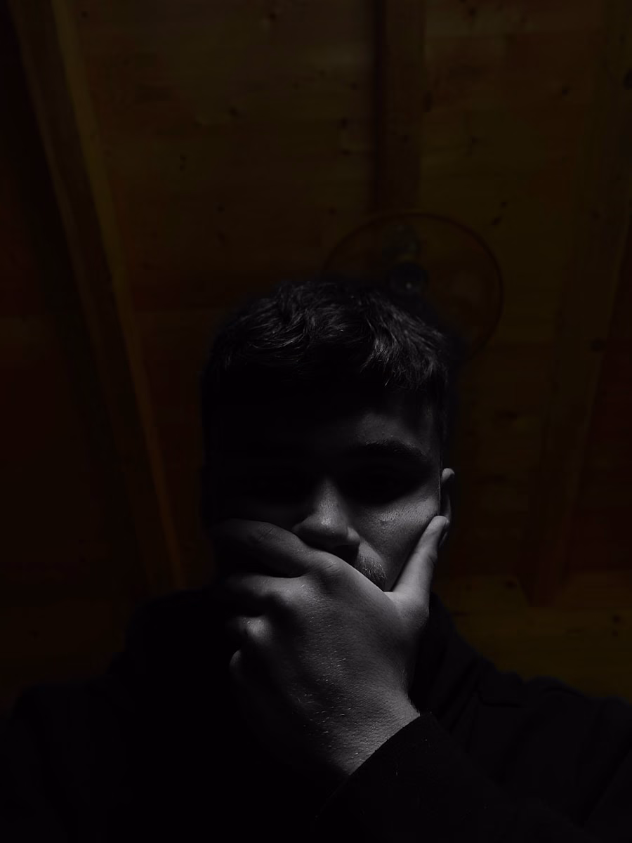 Hablando con santidad de los que nos persiguen y delante de los hombres.